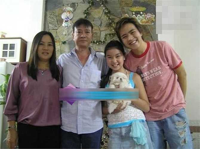 Gia đình nhỏ hạnh phúc của Wanbi Tuấn Anh cùng bố mẹ và cô em gái. Vào năm 2005, Wanbi giành giải thưởng đầu tiên trong sự nghiệp của mình là Gương mặt ấn tượng của cuộc thi Diễn viên triển vọng năm 2005 do báo Điện ảnh TP.HCM tổ chức. 