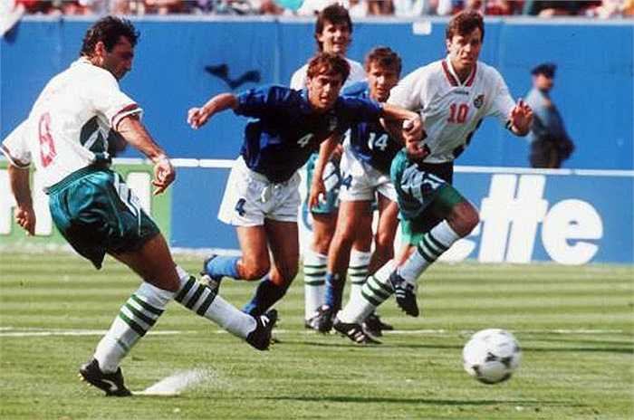 World Cup 1994: Italia - Bulgaria. 4 ngày trước khi trở thành tội đồ của cả dân tộc, Roberto Baggio vẫn là người hùng của Azzurri khi lập cú đúp đưa Itaia vượt qua Bulgaria ở bán kết