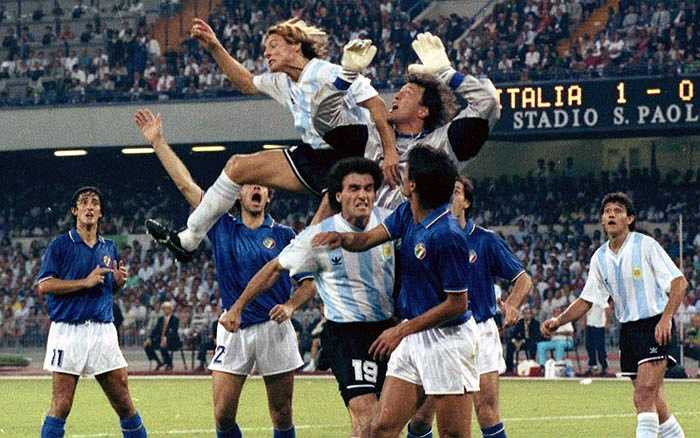 World Cup 1990: Argentina - Italia. ĐKVĐ gặp đội chủ nhà trong một trận đấu giàu cảm xúc. Vua phá lưới Schillaci mở tỷ số phút 17, trước khi Caniggia gỡ hòa phút 67. Không có bàn thắng nào được ghi thêm trong cả 2 hiệp phụ và đội bóng của Maradona chỉ có thể tiến đến trận đấu cuối cùng bằng loạt đấu súng cân não