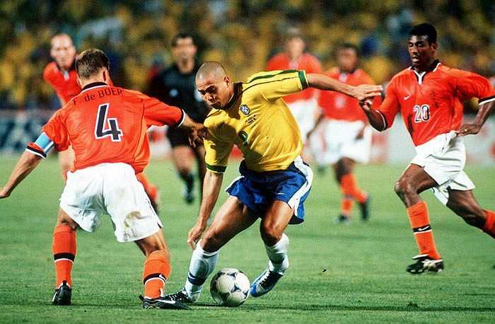 World Cup 1998: Brazil - Hà Lan. Brazil của Ronaldo đã vượt lên dẫn trước bằng bàn thắng của Người ngoài hành tinh đầu hiệp 2, nhưng Kluivert đã buộc 2 đội phải đá thêm giờ bằng bàn thắng ở những phút cuối. Không có bàn thắng nào được ghi trong 2 hiệp phụ và Selecao phải nhờ tới loạt đá 11m mới lọt vào chung kết
