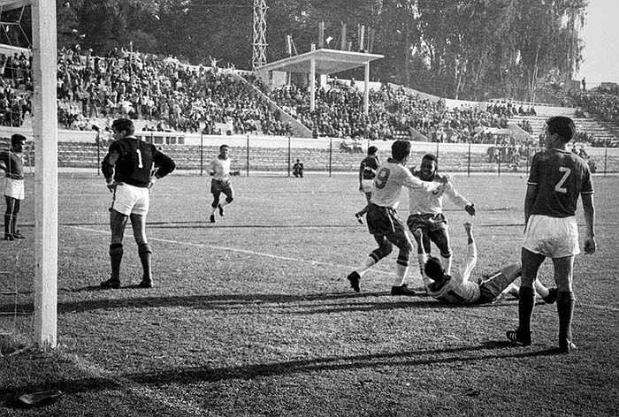 World Cup 1962: Brazil - Chile. Vắng ngôi sao số 1 Pele vì chấn thương nhưng Brazil vẫn còn Garrincha. Cú đúp của dị nhân xứ samba đã giúp Selecao vượt qua đội chủ nhà Chile để tiến vào chung kết