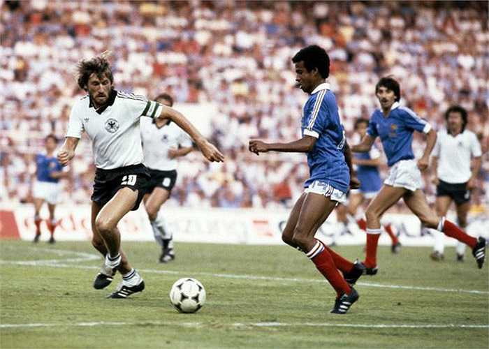 World Cup 1982: Tây Đức - Pháp. Hai đội hòa 1-1 trong 90 phút chính thức, và tiếp tục hòa 3-3 sau 30 phút thêm giờ. Trong loạt đấu súng định mệnh, Tây Đức đã bản lĩnh hơn và vượt qua với tỷ số 5-4