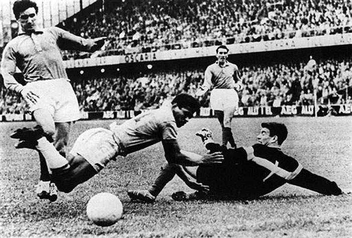 World Cup 1958: Brazil - Pháp. Gà trống Gaulois có máy làm bàn Fontaine, người đã ghi 8 bàn/4 trận trước đó. Ông tiếp tục nổ súng ở trận bán kết giúp Pháp san bằng tỷ số 1-1. Tuy nhiên pha lập công của Didi và cú hat-trick của cầu thủ 17 tuổi Pele đã nhấn chìm Pháp trong thất bại 5-2.
