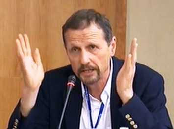 TS. Leszek Buszynski tại Hội thảo quốc tế Hoàng Sa - Trường Sa: Sự thật lịch sử, tổ chức tại Đà Nẵng tháng 6 - 2014