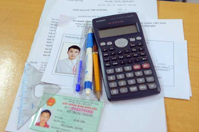 Phát hiện giấy báo thi giả, quên máy tính nữ sinh khóc như mưa