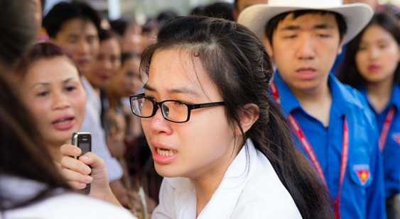 Nữ sinh khóc như mưa vì quên máy tính