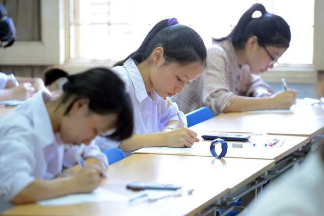 Phát hiện giấy báo thi giả, quên máy tính nữ sinh khóc như mưa