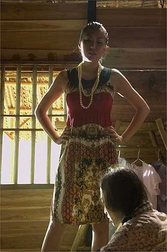 Đạo diễn Đỗ Thành An tiếp tục khai thác thế mạnh đóng dạng vai lẳng lơ, đanh đá của 'nữ hoàng dao kéo'. Phi Thanh Vân cho biết, vì vào vai dì ghẻ ở vùng quê hẻo lánh nên cô phải nhuộm lại làn da trắng thành ngăm đen, ăn mặc thật quê mùa.