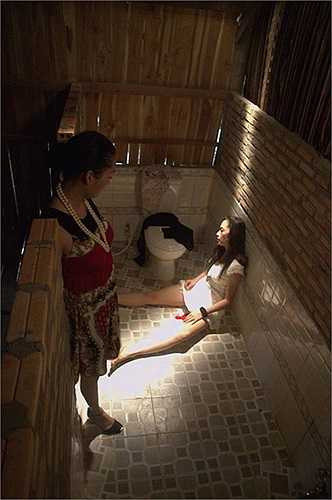 Trong phim có cảnh Phi Thanh Vân hành hạ con gái riêng của chồng một cách tàn bạo. 