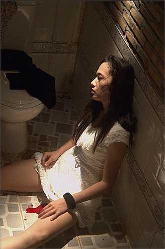 Kể về cảnh quay bị Phi Thanh Vân đánh sảy thai, Tinna Tình cho biết, đây là một trong những lần cô bị bầm dập nhất khi đóng phim. 