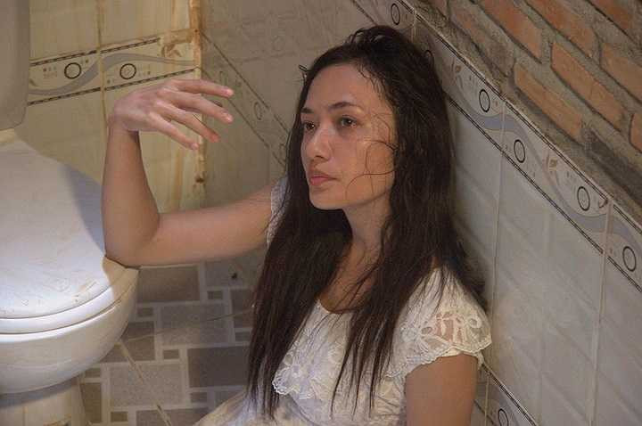 Vì muốn con gái của chồng hành nghề 'gái bán hoa' để kiếm tiền, nhưng khi biết con ghẻ có thai ngoài ý muốn, Phi Thanh Vân đã mạnh tay đánh đập đến sảy thai. 