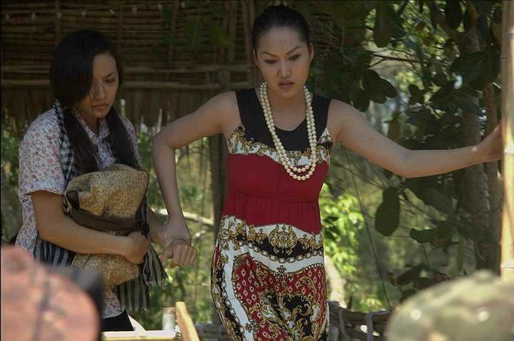 Trong phim, cả Phi Thanh Vân và Tinna Tình đều làm 'gái bán hoa', nên khi được bày tỏ suy nghĩ về nghề bán dâm, cả hai nữ diễn viên đều cùng chung quan điểm là không coi thường những người làm nghề này. 