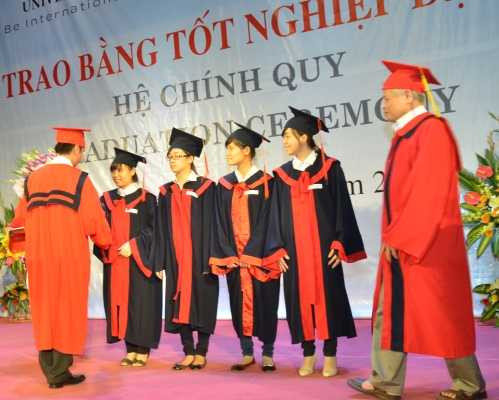 Sinh viên vinh dự nhận bằng tốt nghiệp ĐH Đông Đô 