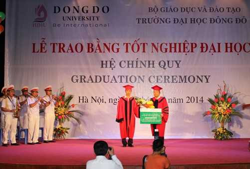 Thay mặt Hội Cựu chiến binh, Thầy Vũ Xuân Xiển lên nhận 20 triệu đồng tiền ủng hộ các gia đình có con em, người thân công tác ngoài biển đảo