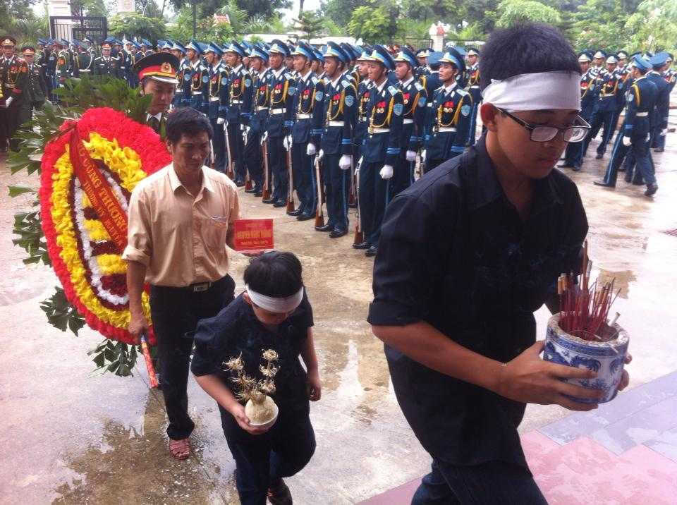 hi hài liệt sỹ được di chuyển vào khu vực tổ chức tang lễ