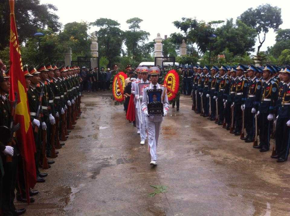 hi hài liệt sỹ được di chuyển vào khu vực tổ chức tang lễ