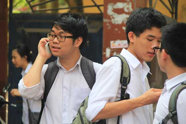 Cái điện thoại mùa thi: 'Tội đồ' từ những 'tin nhắn tình yêu'?