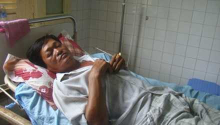  Ông Võ Mót đang điều trị tại bệnh viện Phan Thiết Ông Võ Mót đang điều trị tại bệnh viện Phan Thiết