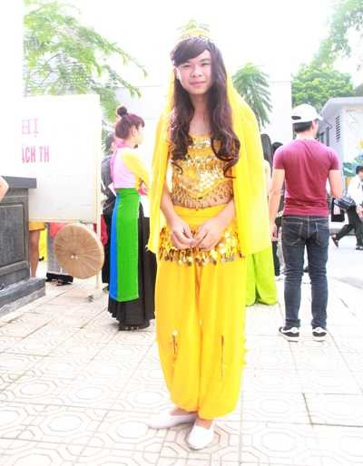 Trang phục giả gái của Anh Vũ khiến mọi người rất tò mò và chú ý