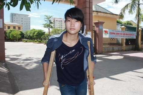 Cô bé dân tộc Thổ dị tật đôi chân mơ làm dược sỹ