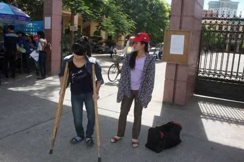 Cô bé dân tộc Thổ dị tật đôi chân mơ làm dược sỹ