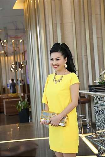 Cô diện một chiếc đầm dáng suông với thiết kế lạ mắt với màu sắc rực rỡ và phụ kiện ánh kim ấn tượng.