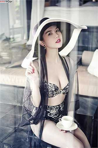 Cùng nhìn ngắm Ngọc Trinh trong những thiết kế nội y hấp dẫn: