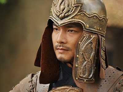 Ngoài ra, nam diễn viên nhiều tai tiếng Quách Ngọc Ngoan sẽ còn là gương mặt lạ lẫm, mới mẻ với khán giả nếu như không có vai diễn Hoàng đế Lý Công Uẩn trong bộ phim Khát vọng Thăng Long của Lưu Trọng Ninh. 