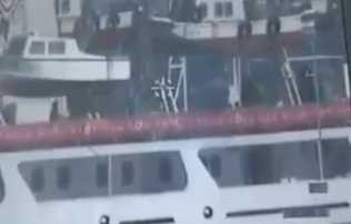 Tàu Trung Quốc với băng rôn chung sống hoà bình đầy giả tạo