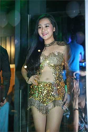 Nhiều ý kiến cho rằng màn biểu diễn và trang phục có phần phản cảm so với tuổi 16 của người đẹp.