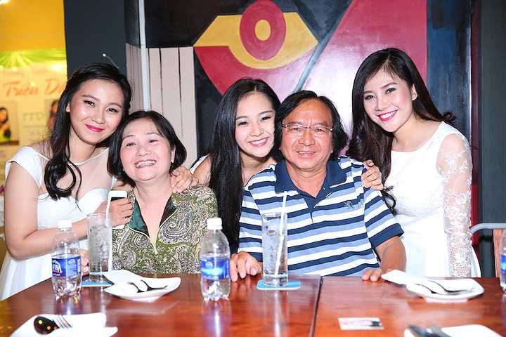 Bố mẹ nữ diễn viên cũng đến dự sinh nhật con gái.