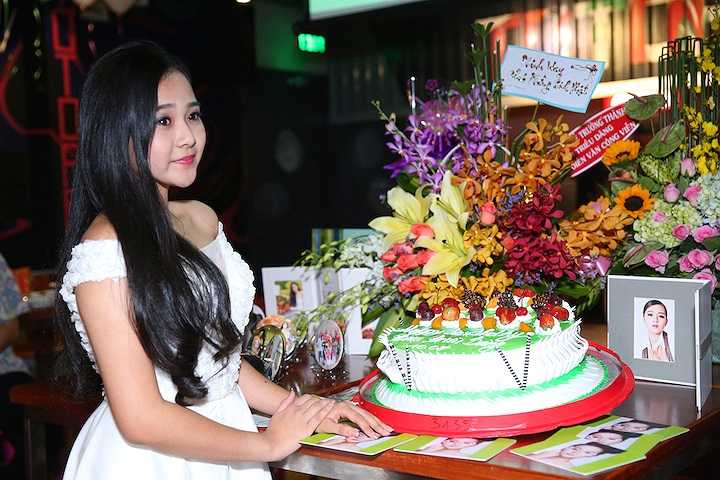 Buổi tiệc sinh nhật diễn ra sôi động và ấm cúng tại một beer club.