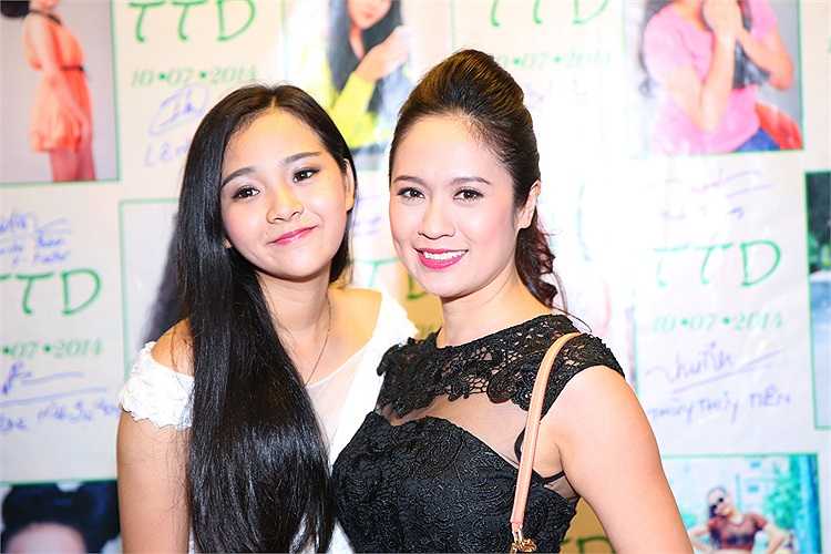 Nữ diễn viên Thanh Thúy, bạn diễn của Tam Triều Dâng trong phim sitocm 'Gia đình ngũ quả' đến dự sinh nhật đàn em.