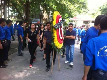 Từng đoàn người vẫn nối tiếp nhau vào viếng anh linh các chiến sĩ.