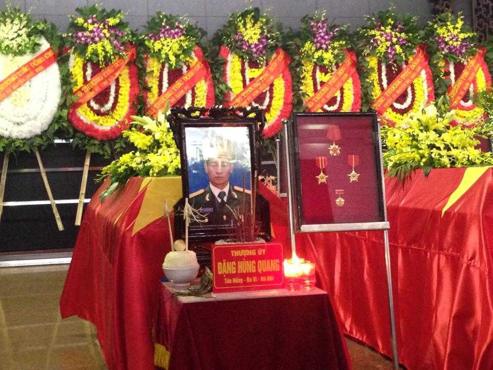 Trực tiếp Lễ viếng và truy điệu 18 chiến sĩ rơi máy bay ở Hòa Lạc