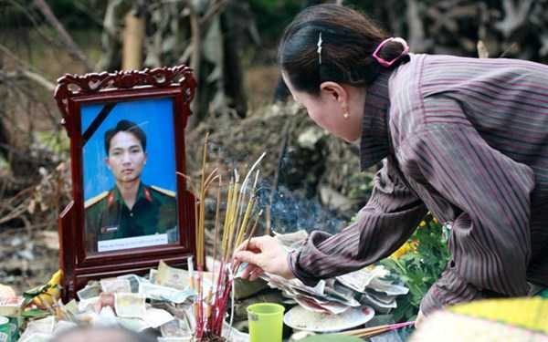 Trực tiếp Lễ viếng và truy điệu 18 chiến sĩ rơi máy bay ở Hòa Lạc