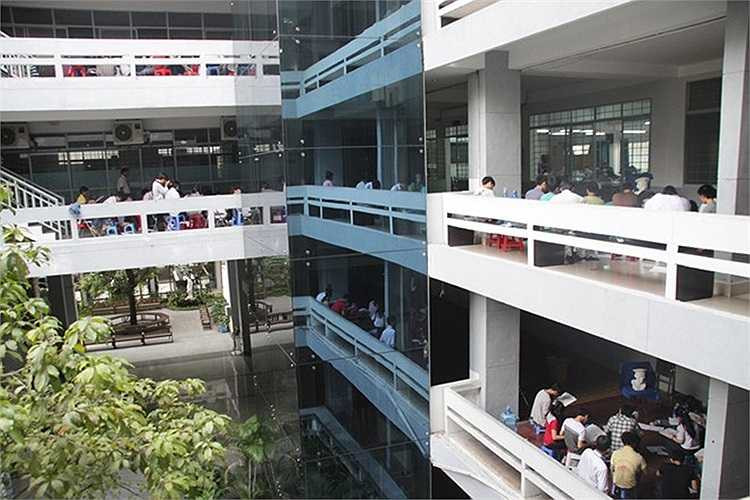 Chiều 10/7, các thí sinh dự thi khối V1 vào trường ĐH Kiến trúc TP.HCM bắt đầu bước vào phần thi năng khiếu sau khi làm xong bài thi hai môn Toán, Ngữ Văn (đề thi khối D). Hình ảnh ghi nhận tại cơ sở chính của trường (Q.3).