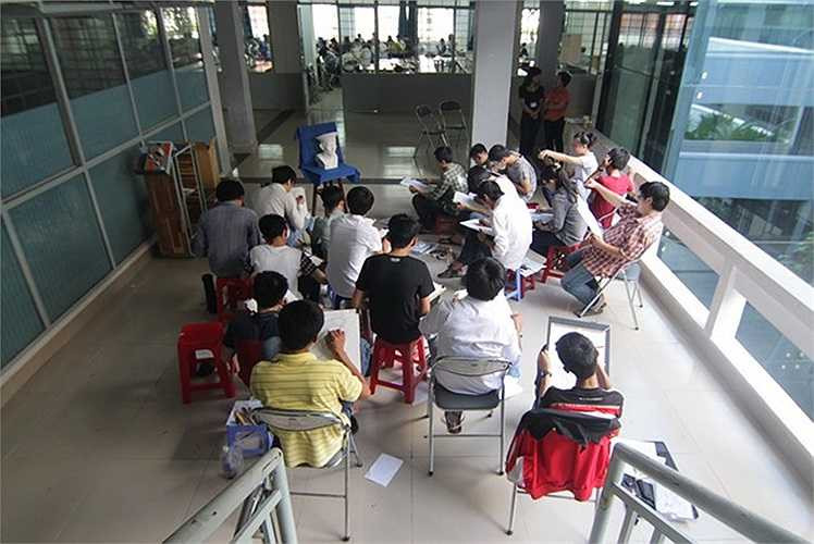 Khắp các dãy hành lang, cầu thang, trong phòng học được chọn làm nơi làm bài thi vẽ mỹ thuật của thí sinh khối V1. Cao thủ khối V thi vẽ chiến sĩ tại ĐH Kiến trúc