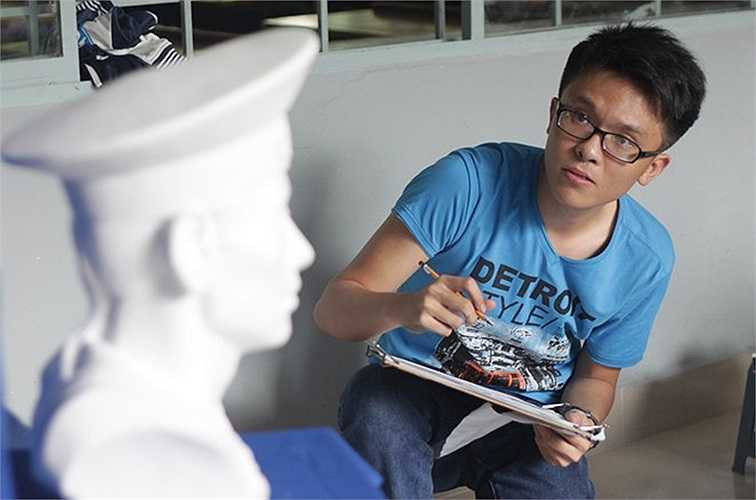 Em Lê Minh Phát (18 tuổi, TP.HCM) tập trung vào bài vẽ của mình. Phát chia sẻ: 'dạng vẽ mẫu này mình cũng thường hay vẽ ở nhà, tuy nhiên do đây là bài thi nên cũng khá căng thẳng'.