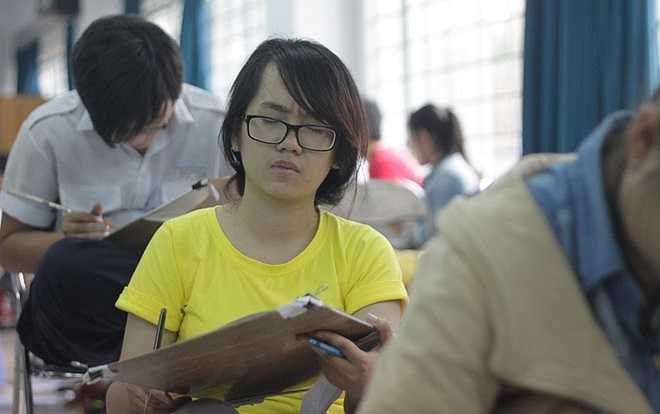 Mỗi thí sinh một biểu hiện một cảm xúc khác nhau trên khuôn mặt khi làm bài thi. 