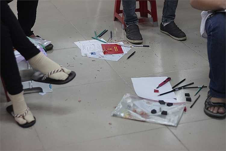 Trên nền nhà vương vãi giấy, các loại bút, tẩy... và cả bằng tốt nghiệp THPT.