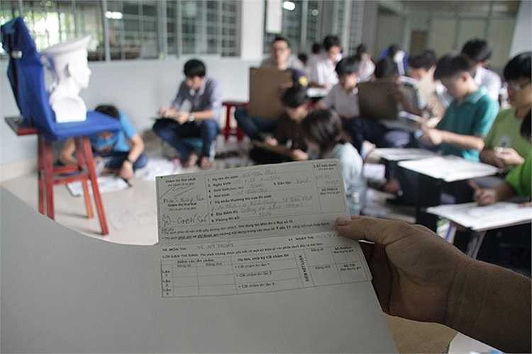 Không như nhiều bài thi khác, với phần thi vẽ thì thí sinh được phát 1 mảnh giấy riêng để điền thông tin. Mảnh giấy được dán vào bài làm.