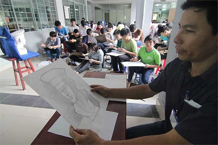 Theo yêu cầu trong đề bài, tiêu chuẩn chấm bài là hình vẽ cân đối trên tờ giấy thi. Dựng hình đúng tỷ lệ, cấu trúc và đặc điểm riêng của mẫu. Hình vẽ thể hiện được hệ thống sáng tối, diễn tả đúng khối của tượng mẫu trong không gian. Bài thi cũng phải diễn tả được chất liệu của tượng mẫu, nền vải, thể hiện tốt bút pháp chất liệu chì.