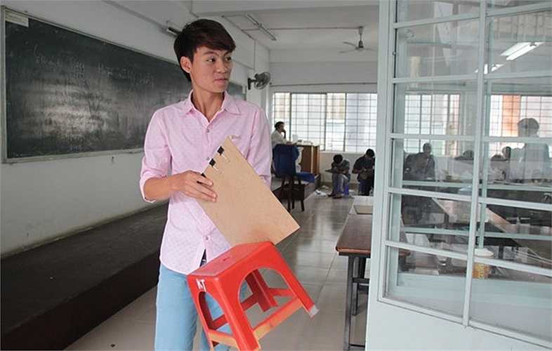 Không có nhiều thí sinh hoàn thành sớm bài thi. Trong ảnh, sĩ tử Nguyễn Thiện Quang (quê Lâm Đồng) là một trong số ít thí sinh làm xong bài thi sớm. Điểm các môn thi khối V1 sẽ lấy hệ số 1.