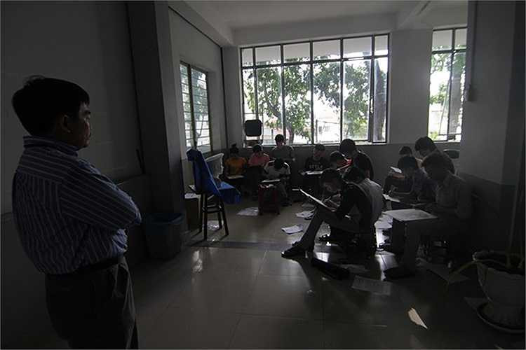 Theo lý giải của giám thị, nơi thi vẽ phải là khu vực có ánh sáng hắt vào để thí sinh dễ lên khối hình khi thực hiện vẽ bằng bút chì.