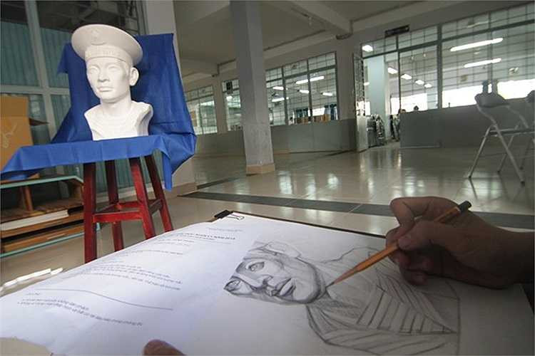 Đề thi năm nay yêu cầu các sĩ tử vẽ tượng chân dung chiến sĩ Hải quân Việt Nam (theo mẫu tại phòng thi). Chất liệu thể hiện là bút chì đen.