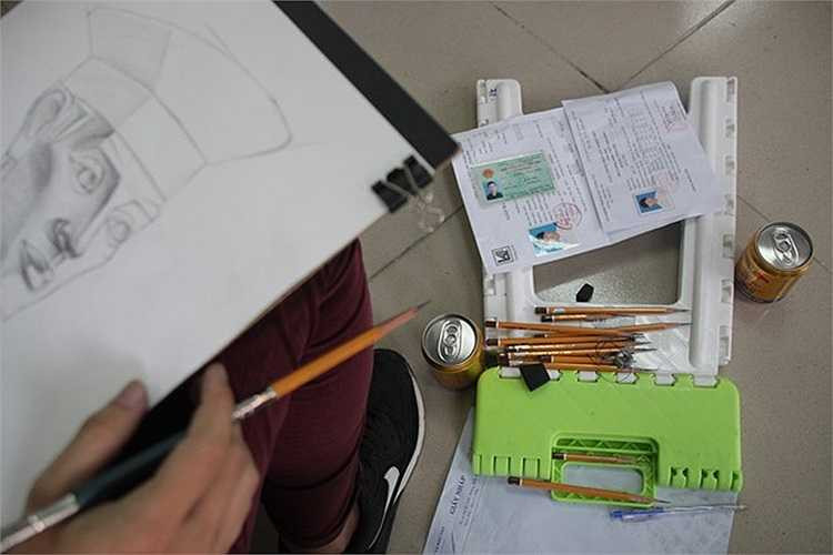 Để hoàn thành tốt bài thi, các thí sinh đều mang đủ dụng cụ cần thiết như ghế nhựa, các loại bút chì 2b, 3b, 4b; tẩy, gọt bút chì, dao dọc giấy, bảng vẽ... Một số thí sinh mang theo các loại nước uống để đảm bảo đủ sức lực, tỉnh tảo trong suốt 3 tiếng ngồi vẽ.