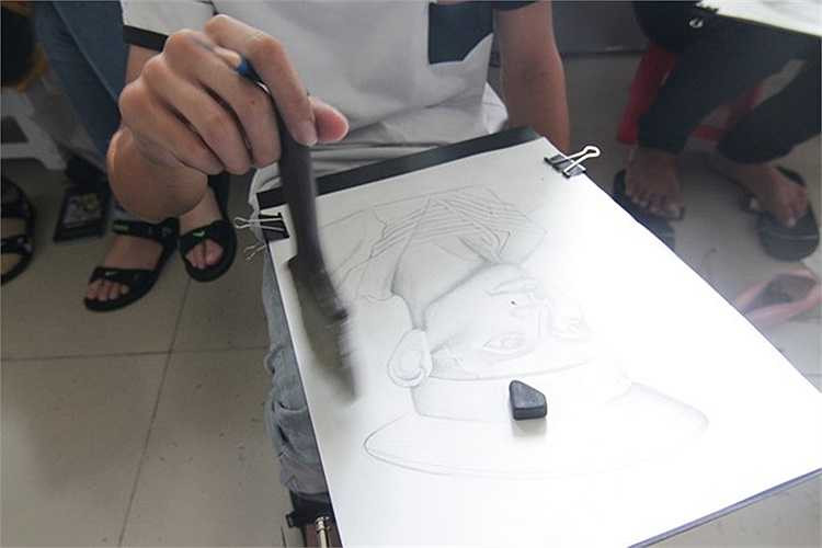 Có thí sinh còn mang theo cả dụng cụ quét sơn để phủi bụi, cặn tẩy ở trên bài thi. 