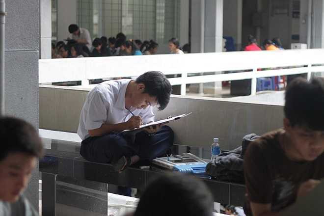 Mỗi thí sinh chọn một tư thế ngồi vẽ.