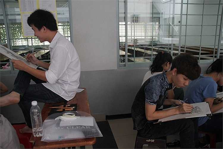 Tư thế ngồi vẽ miễn sao cho thoải mái là yếu tố quan trọng.